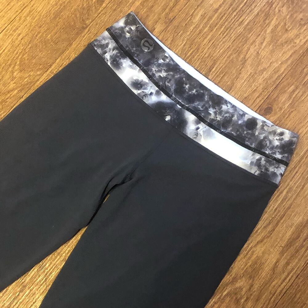 Lululemon Dark Gray Coal White Logo Wide Leg Groove Crop Capri Leggings Size 6